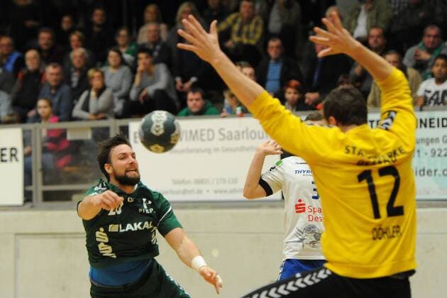 Neuzugang Moritz Barkow,HG Saarlouis- 20, mit einem Heber ueber Phil Doehler,DRHV06- 12, im Spiel HG Saarlouis vs Dessau-Rosslauer HG 06, Handball, 2.Bundesliga, Saison 2017 2018, 18.11.17, Foto:Peter Franz Eibner Pressefoto Saarlouis Copyright: xFranz Eibner-Pressefotox EP_PFZ