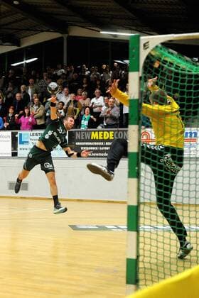 Marcel Engels,HG Saarlouis- 55, trifft mit Wurf gegen Philipp Ambrosius,DRHV06- 16, im Spiel HG Saarlouis vs Dessau-Rosslauer HG 06, Handball, 2.Bundesliga, Saison 2017 2018, 18.11.17, Foto:Peter Franz Eibner Pressefoto Saarlouis Copyright: xFranz Eibner-Pressefotox EP_PFZ