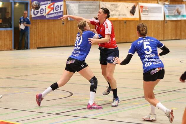 Svenja Jaenicke (Groebenzell) stoert Sarah Neubrander (Herrenberg) beim Wurf 9.Spieltag der 2.Frauen Handball Bundesliga in der Saison 2017 18 zwischen dem HCD Groebenzell und der SG H2Ku Herrenberg. Groebenzell Copyright: xEIBNER MarcelxEngelbrechtx EP_MET