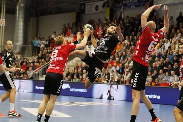 Sebastian Gress (HC Elbflorenz Dresden 25) gegen Fannar Thor Fridgeirsson (ASV Hamm-Westfalen 8)(links) und Markus Fuchs (ASV Hamm-Westfalen 6)(rechts), ASV Hamm-Westfalen vs HC Elbflorenz Dresden, Handball, 2. Bundesliga, 18.11.2017, Hamm Copyright: xEibner-Pressefoto Strohdiekx EP_JSK