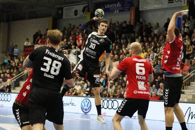 Adrian Kammlodt (HC Elbflorenz Dresden 30) gegen Markus Fuchs (ASV Hamm-Westfalen 6)(rechts), ASV Hamm-Westfalen vs HC Elbflorenz Dresden, Handball, 2. Bundesliga, 18.11.2017, Hamm Copyright: xEibner-Pressefoto Strohdiekx EP_JSK