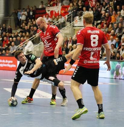 Adrian Kammlodt (HC Elbflorenz Dresden 30) geht gegen Markus Fuchs (ASV Hamm-Westfalen 6) zu Boden, vorne Fannar Thor Fridgeirsson (ASV Hamm-Westfalen 8), ASV Hamm-Westfalen vs HC Elbflorenz Dresden, Handball, 2. Bundesliga, 18.11.2017, Hamm Copyright: xEibner-Pressefoto Strohdiekx EP_JSK