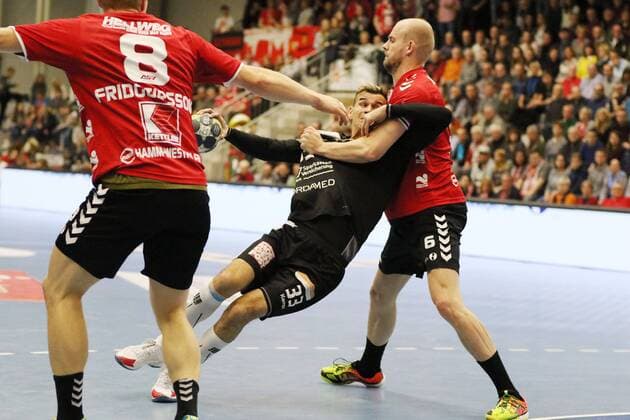 Roman Becvar (HC Elbflorenz Dresden 33) gegen Markus Fuchs (ASV Hamm-Westfalen 6)(rechts), vorne Fannar Thor Fridgeirsson (ASV Hamm-Westfalen 8), ASV Hamm-Westfalen vs HC Elbflorenz Dresden, Handball, 2. Bundesliga, 18.11.2017, Hamm Copyright: xEibner-Pressefoto Strohdiekx EP_JSK