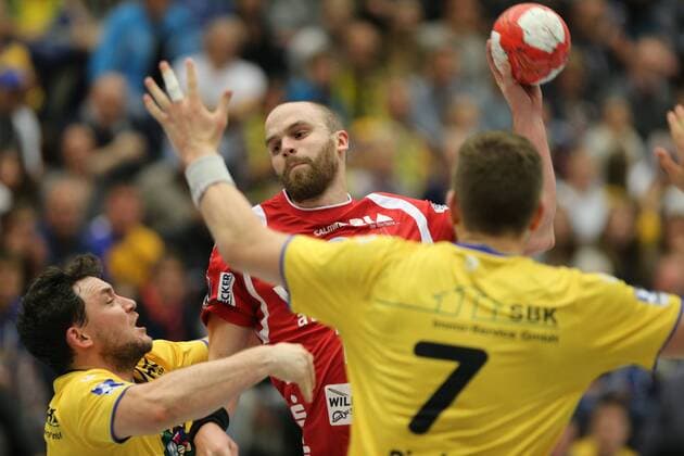2.HBL HSG Konstanz - Bergischer HC 26:30. Kristian Nippes (BHC) mitte gegen Fabian Schlaich (KON) links und Mathias Riedel (KON) . Konstanz Copyright: xPisa Eibner-Pressefotox EP_PPA