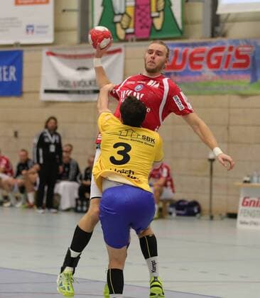 2.HBL HSG Konstanz - Bergischer HC 26:30. Fabian Gutbrod (BHC) beim Wurf, Fabian Schlaich ( 3 KON) Konstanz Copyright: xPisa Eibner-Pressefotox EP_PPA