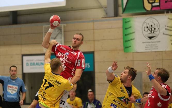 2.HBL HSG Konstanz - Bergischer HC 26:30. Fabian Gutbrod (BHC) am Ball, vorne Felix Kr?ger (KON), rechts Sebastian B?sing (KON) und Max Darj (BHC) Konstanz Copyright: xPisa Eibner-Pressefotox EP_PPA