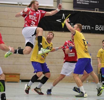 2.HBL HSG Konstanz - Bergischer HC 26:30. Fabian Gutbrod (BHC) im Sprung, hinten Chris Berchtenbreiter (KON), Max Darj (BHC) und Felix Kr?ger (KON) rechts. Konstanz Copyright: xPisa Eibner-Pressefotox EP_PPA