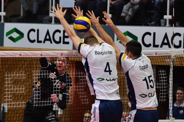 GER,VBL, SVG Lueneburg vs TV Rottenburg 18.11.2017, Lueneburg GER, VBL, SVG Lueneburg vs TV Rottenburg im Bild Tim Grozer (Rottenburg 18) versucht sich gegen Noah Baxpoehler (Baxpöhler Lueneburg 04) und Ryan Sclater (Lueneburg 15) durchzusetzen