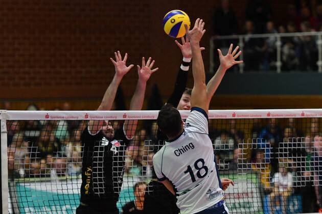 GER,VBL, SVG Lueneburg vs TV Rottenburg 18.11.2017, Lueneburg GER, VBL, SVG Lueneburg vs TV Rottenburg im Bild Federico Cipollone (Rottenburg 04) versucht sich gegen Roy Ching (Lueneburg 18) durchzusetzen
