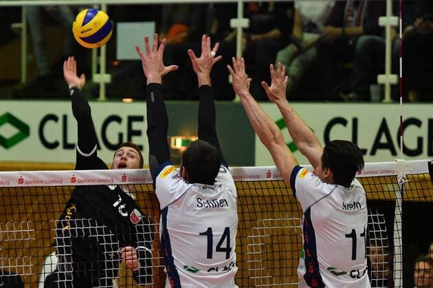 GER,VBL, SVG Lueneburg vs TV Rottenburg 18.11.2017, Lueneburg GER, VBL, SVG Lueneburg vs TV Rottenburg im Bild Tim Grozer (Rottenburg 18) versucht sich gegen Michel Schlien (Lueneburg 14) und Raymond Szeto (Lueneburg 11) durchzusetzen