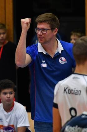 GER,VBL, SVG Lueneburg vs TV Rottenburg 18.11.2017, Lueneburg GER, VBL, SVG Lueneburg vs TV Rottenburg im Bild Trainer Stefan Huebner (Hübner Lueneburg) zeigt die Siegerfaust