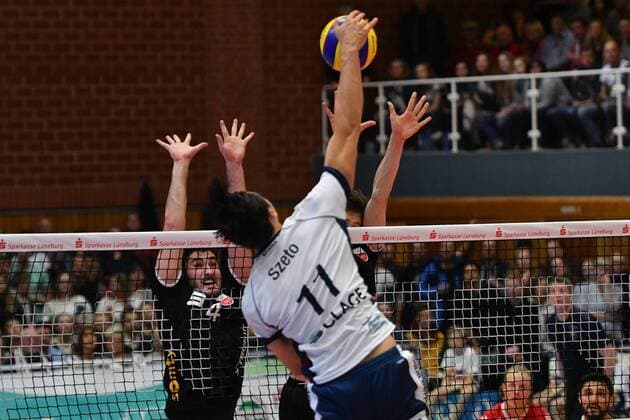 GER,VBL, SVG Lueneburg vs TV Rottenburg 18.11.2017, Lueneburg GER, VBL, SVG Lueneburg vs TV Rottenburg im Bild Federico Cipollone (Rottenburg 04) versucht sich gegen Raymond Szeto (Lueneburg 11) durchzusetzen
