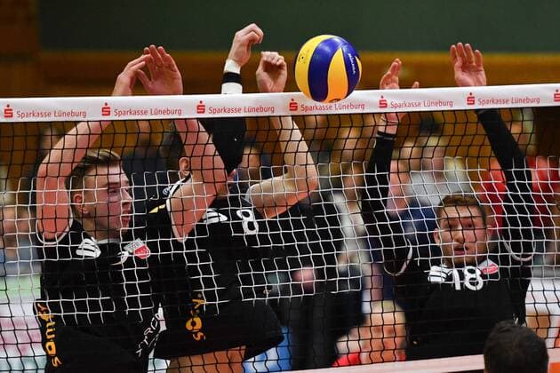 GER,VBL, SVG Lueneburg vs TV Rottenburg 18.11.2017, Lueneburg GER, VBL, SVG Lueneburg vs TV Rottenburg im Bild Paul Henning (Rottenburg 08) und Tim Grozer (Rottenburg 18) versuchen sich gegen Roy Ching (Lueneburg 18) durchzusetzen