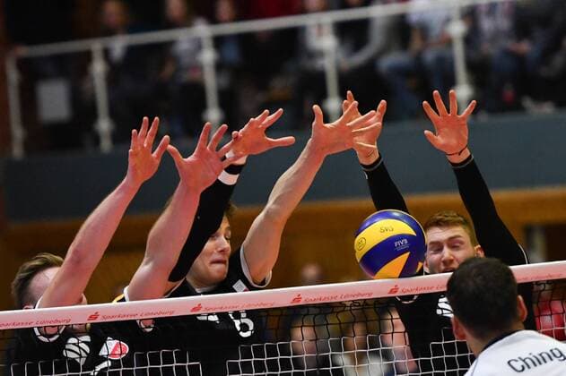 GER,VBL, SVG Lueneburg vs TV Rottenburg 18.11.2017, Lueneburg GER, VBL, SVG Lueneburg vs TV Rottenburg im Bild Paul Henning (Rottenburg 08) und Tim Grozer (Rottenburg 18) versuchen sich gegen Roy Ching (Lueneburg 18) durchzusetzen