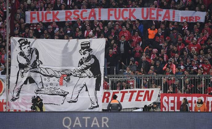 Fussball 1.Bundesliga Saison 2017 2018 12. Spieltag FC Bayern Muenchen - FC Augsburg 18.11.2017 FC Bayern Muenchen Fans protestieren mit Banners in der Suedkurve gegen die Ticketpreise beim CHL Auswaertsspiel RSC Anderlecht und gegen die UEFA Muenchen