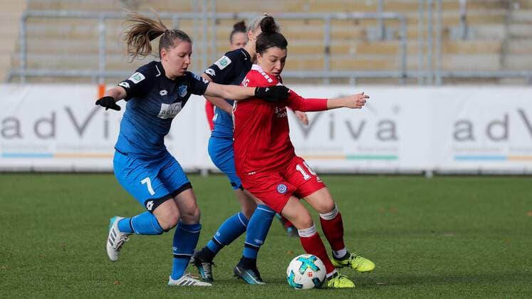 v.li.: Emily Evels (TSG, 7), Judith Steinert (TSG, 19), Barbara Dunst (MSV, 18), Zweikampf, Duell, duel, tackle, tackling, Dynamik, Action, Aktion