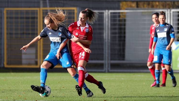v.li.: Fabienne Dongus (TSG, 33), Virginia Kirchberger (MSV, 24), Zweikampf, Duell, duel, tackle, tackling, Dynamik, Action, Aktion