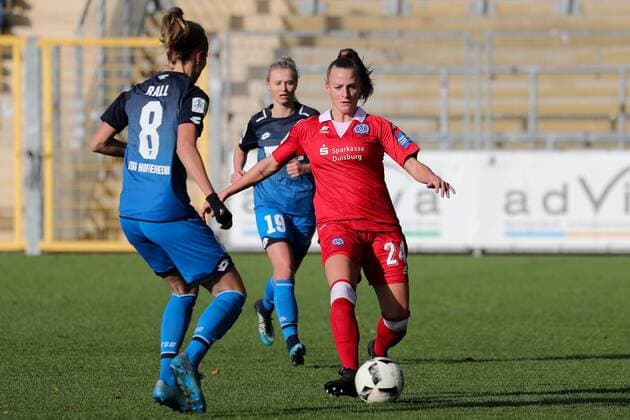 v.li.: Maximiliane Rall (TSG, 8), Virginia Kirchberger (MSV, 24), Aktion, Action, Spielszene
