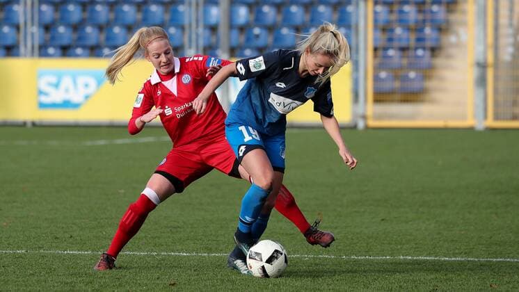 v.li.: Magdalena Richter (MSV, 7), Judith Steinert (TSG, 19), Zweikampf, Duell, duel, tackle, tackling, Dynamik, Action, Aktion