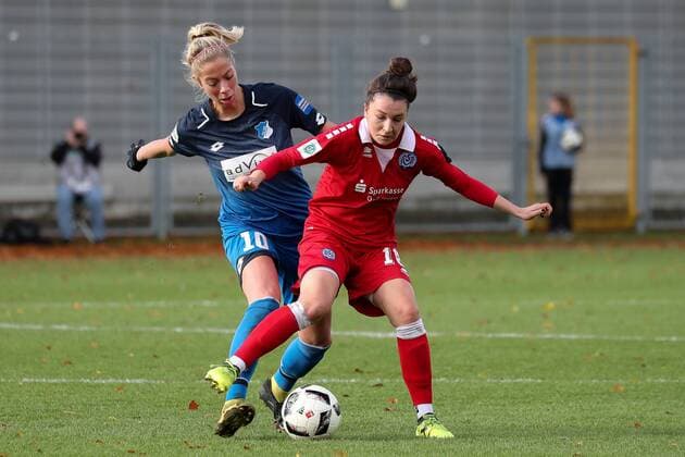v.li.: Sharon Beck (TSG, 10), Barbara Dunst (MSV, 18), Zweikampf, Duell, duel, tackle, tackling, Dynamik, Action, Aktion