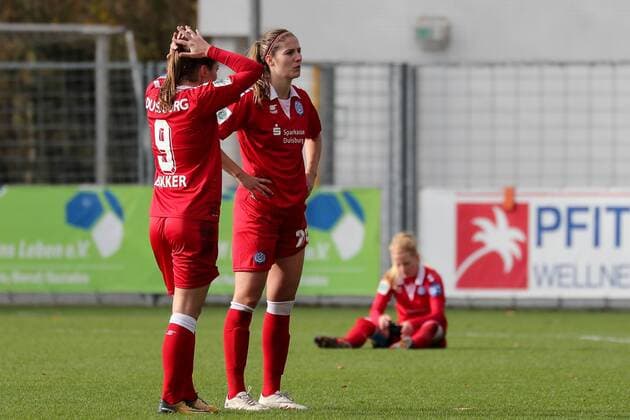 v.li.: Eshly Bakker (MSV, 9), Pia Rijsdijk (MSV, 25), enttäuscht über die Niederlage, Enttäuschung nach dem Schlusspfiff, Verlierer, verloren, Frustration, disappointed, pessimistisch