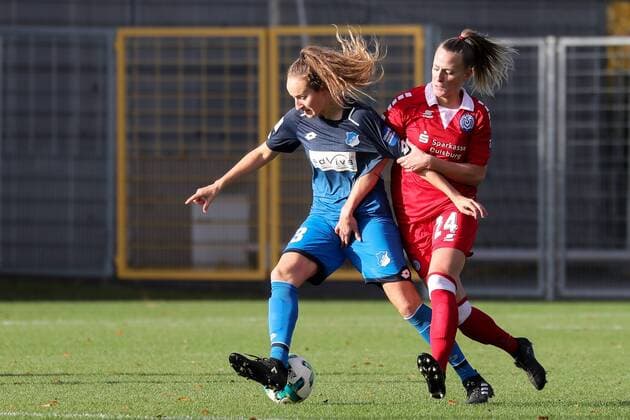 v.li.: Fabienne Dongus (TSG, 33), Virginia Kirchberger (MSV, 24), Zweikampf, Duell, duel, tackle, tackling, Dynamik, Action, Aktion, Fussball, Allianz Frauen-Bundesliga, TSG 1899 Hoffenheim - MSV Duisburg,