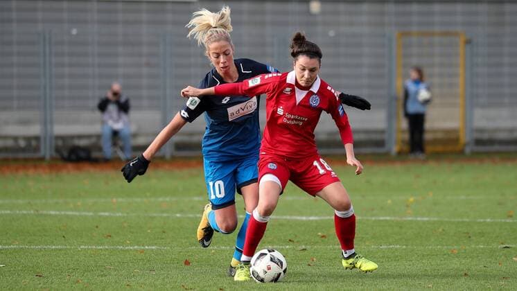 v.li.: Sharon Beck (TSG, 10), Barbara Dunst (MSV, 18), Zweikampf, Duell, duel, tackle, tackling, Dynamik, Action, Aktion, Fussball, Allianz Frauen-Bundesliga, TSG 1899 Hoffenheim - MSV Duisburg,
