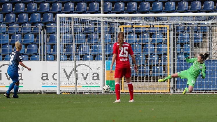 v.li.: Stephanie Breitner (TSG, 12) trifft per Foulelfmeter (Elfmeter) gegen Lena Nuding (Torwart, MSV, 23), erzielt das Tor zum 1.0, Treffer, Torerfolg, Action, Aktion, Fussball, Allianz Frauen-Bundesliga, TSG 1899 Hoffenheim - MSV Duisburg,