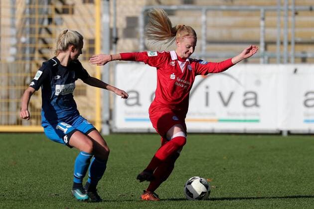 v.li.: Judith Steinert (TSG, 19), Magdalena Richter (MSV, 7), Aktion, Action, Spielszene, Fussball, Allianz Frauen-Bundesliga, TSG 1899 Hoffenheim - MSV Duisburg,