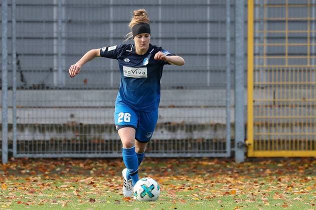 Sophie Howard (TSG, 26), am Ball, Spielszene, Freisteller, Ganzkörper, Einzelbild, Aktion, Action, Fussball, Allianz Frauen-Bundesliga, TSG 1899 Hoffenheim - MSV Duisburg,