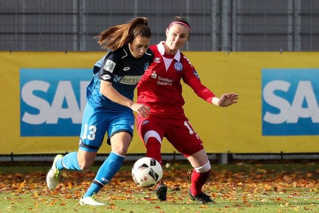 v.li.: Isabella Hartig (TSG, 13), Symela Ciesielska (MSV, 11), Zweikampf, Duell, duel, tackle, tackling, Dynamik, Action, Aktion, Fussball, Allianz Frauen-Bundesliga, TSG 1899 Hoffenheim - MSV Duisburg,