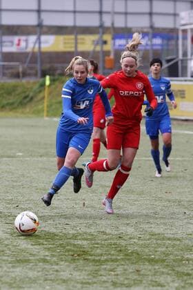 Celine Angerstein (SC) li. gegen Celine Meckel (SI) re. Sonntag 19.11.2017, Frauen Verbandsliga Saison 17 18 - 11. Spieltag in Siegen, Sportfreunde Siegen - SC Gremmendorf