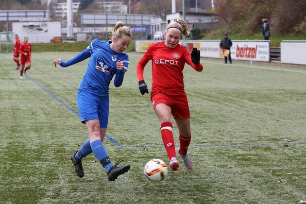Celine Angerstein (SC) li. gegen Celine Meckel (SI) re. Sonntag 19.11.2017, Frauen Verbandsliga Saison 17 18 - 11. Spieltag in Siegen, Sportfreunde Siegen - SC Gremmendorf
