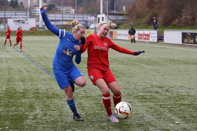 Celine Angerstein (SC) li. gegen Celine Meckel (SI) re. Sonntag 19.11.2017, Frauen Verbandsliga Saison 17 18 - 11. Spieltag in Siegen, Sportfreunde Siegen - SC Gremmendorf