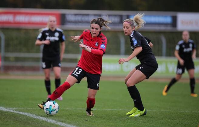 19.11.2017 xcex Deutschland, Freiburg, Fussball, Frauenfussball Allianz Frauen-Bundesliga Saison 2017 2018 SC Freiburg - 1. FFC Frankfurt Sandra Starke (Freiburg) gegen Kathrin Hendrich (Frankfurt)