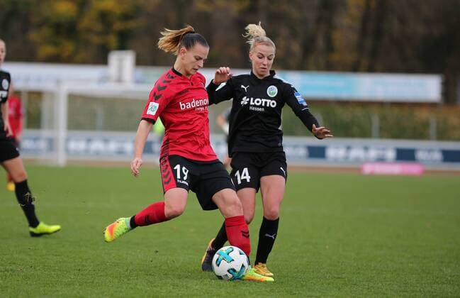 19.11.2017 xcex Deutschland, Freiburg, Fussball, Frauenfussball Allianz Frauen-Bundesliga Saison 2017 2018 SC Freiburg - 1. FFC Frankfurt Jobina Lahr (Freiburg) gegen Jackie Groenen (Frankfurt)