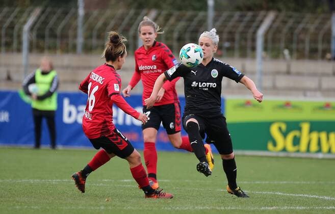 19.11.2017 xcex Deutschland, Freiburg, Fussball, Frauenfussball Allianz Frauen-Bundesliga Saison 2017 2018 SC Freiburg - 1. FFC Frankfurt Sophie Schmidt (Frankfurt) gegen Lina Magull (Freiburg)