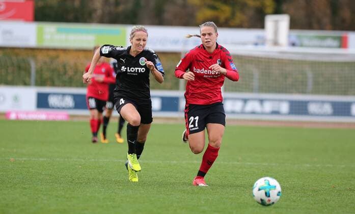 19.11.2017 xcex Deutschland, Freiburg, Fussball, Frauenfussball Allianz Frauen-Bundesliga Saison 2017 2018 SC Freiburg - 1. FFC Frankfurt Im Laufduell: Kathrin Hendrich (Frankfurt) gegen Klara Bühl (Freiburg)