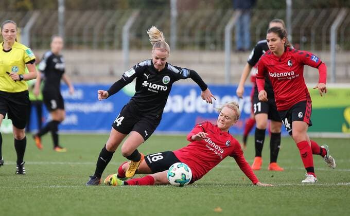 19.11.2017 xcex Deutschland, Freiburg, Fussball, Frauenfussball Allianz Frauen-Bundesliga Saison 2017 2018 SC Freiburg - 1. FFC Frankfurt Sarah Puntigam (Freiburg) gegen Jackie Groenen (Frankfurt)