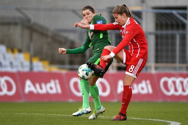 v.li.: Janine Angrick (SV Werder Bremen, 8) Melanie Leupolz (FC Bayern München, FCB, 8) im Zweikampf, Duell, duel, tackle, Dynamik, Action, Aktion, Fussball,Allianz Frauen-Bundesliga, FC Bayern München - SV Werder Bremen,