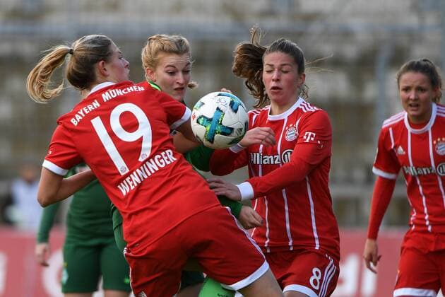 v.li.: Carina Wenninger (FC Bayern München, FCB, 19) Verena Volkmer (SV Werder Bremen, 16) Melanie Leupolz (FC Bayern München, FCB, 8) im Dreikampf, Duell, duel, tackle, Dynamik, Action, Aktion, Fussball,Allianz Frauen-Bundesliga, FC Bayern München - SV Werder Bremen,