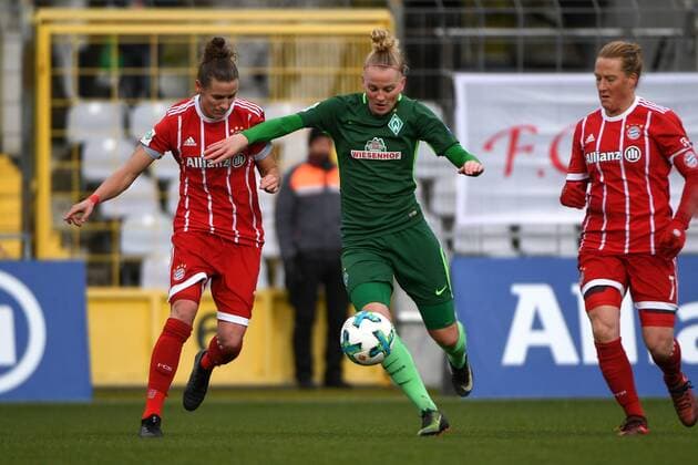 v.li.: Simone Laudehr (FC Bayern München, FCB, 21) g18 im Zweikampf, Duell, duel, tackle, Dynamik, Action, Aktion, Fussball,Allianz Frauen-Bundesliga, FC Bayern München - SV Werder Bremen,