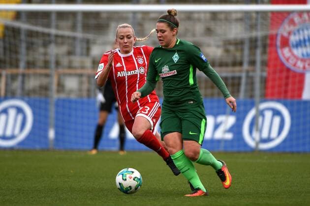 v.li.: Mandy Islacker (FC Bayern München, FCB, 23) Lisa-Marie Scholz (SV Werder Bremen, 7) im Zweikampf, Duell, duel, tackle, Dynamik, Action, Aktion, Fussball,Allianz Frauen-Bundesliga, FC Bayern München - SV Werder Bremen,