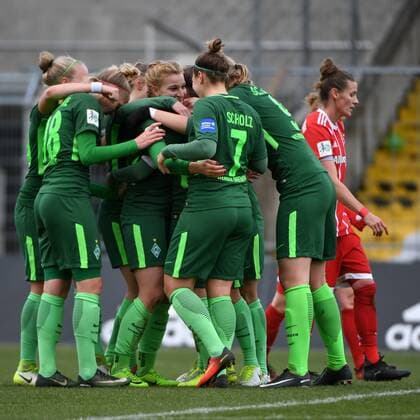 Spielerinnen des SV Werder Bremen, Bremer Spielerinnen mit Torjubel, Jubel, Torjubel, Torerfolg, celebrate the goal, goal, celebration, Jubel ueber das Tor zum 0o:1 durch Verena Volkmer (SV Werder Bremen, 16) (4.v.li.), optimistisch, Action, Aktion, Simone Laudehr (FC Bayern München, FCB, 21) enttäuscht schauend, Enttäuschung, Frustration, disappointed, pessimistisch, Fussball,Allianz Frauen-Bundesliga, FC Bayern München - SV Werder Bremen,