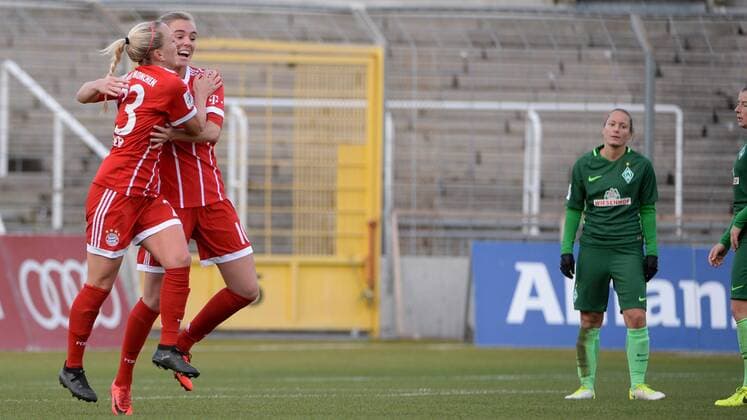 v.li.: Mandy Islacker (FC Bayern München, FCB, 23) Jill Roord (FC Bayern München, FCB, 10) mit Torjubel, Jubel, Torjubel, Torerfolg, celebrate the goal, goal, celebration, Jubel ueber das Tor zum 2:1 durch Jill Roord (FC Bayern München, FCB, 10), optimistisch, Action, Aktion, Gabriella Toth (SV Werder Bremen, 15) enttäuscht schauend, Enttäuschung, Frustration, disappointed, pessimistisch, Fussball,Allianz Frauen-Bundesliga, FC Bayern München - SV Werder Bremen,