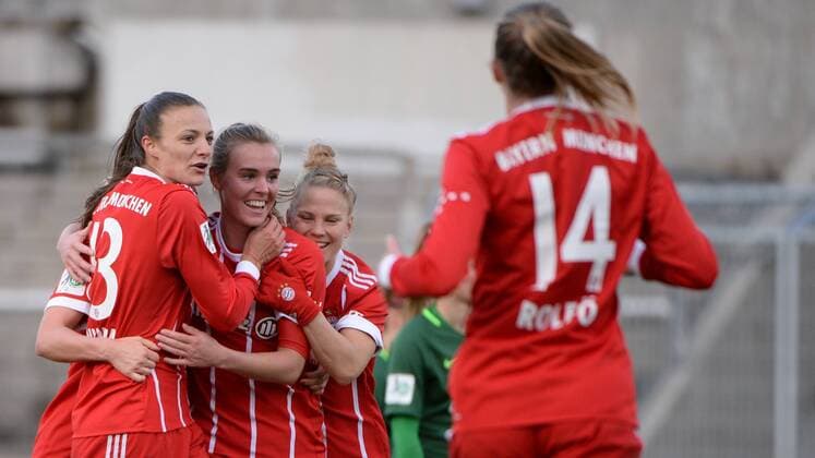 v.li.: Lucie Vonkova (FC Bayern München, FCB, 13) Jill Roord (FC Bayern München, FCB, 10) Leonie Maier (FC Bayern München, FCB, 20) Fridolina Rolfö (Rolfoe, FC Bayern München, FCB, 14) mit Torjubel, Jubel, Torjubel, Torerfolg, celebrate the goal, goal, celebration, Jubel ueber das Tor zum 2:1 durch Jill Roord (FC Bayern München, FCB, 10), optimistisch, Action, Aktion, Fussball,Allianz Frauen-Bundesliga, FC Bayern München - SV Werder Bremen,