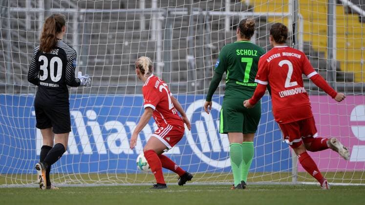 v.li.: Anneke Borbe (Torfrau, SV Werder Bremen, 30) Lisa-Marie Scholz (SV Werder Bremen, 7) enttäuscht schauend, Enttäuschung, Frustration, disappointed, pessimistisch, Mandy Islacker (FC Bayern München, FCB, 23) erzielt das Tor, Torschützin zum 1:1, scores the goal, Tor, Goal, Torerfolg, Action, Aktion, Gina Lewandowski (FC Bayern München, FCB, 2), Fussball,Allianz Frauen-Bundesliga, FC Bayern München - SV Werder Bremen,