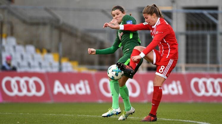 v.li.: Janine Angrick (SV Werder Bremen, 8) Melanie Leupolz (FC Bayern München, FCB, 8) im Zweikampf, Duell, duel, tackle, Dynamik, Action, Aktion, Fussball,Allianz Frauen-Bundesliga, FC Bayern München - SV Werder Bremen,