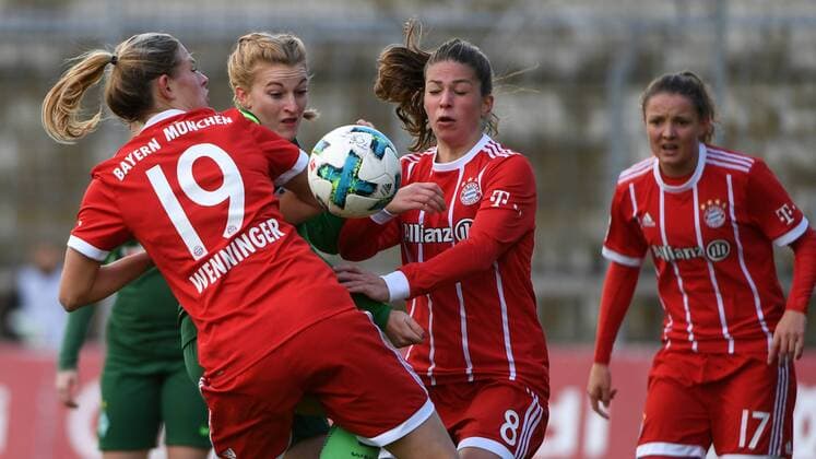 v.li.: Carina Wenninger (FC Bayern München, FCB, 19) Verena Volkmer (SV Werder Bremen, 16) Melanie Leupolz (FC Bayern München, FCB, 8) im Dreikampf, Duell, duel, tackle, Dynamik, Action, Aktion, Fussball,Allianz Frauen-Bundesliga, FC Bayern München - SV Werder Bremen,