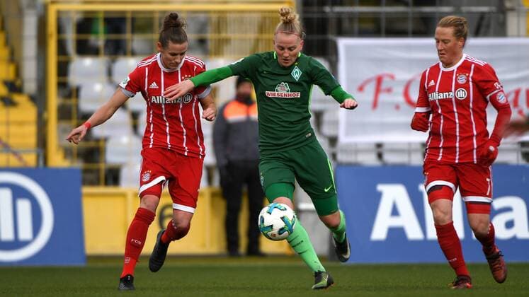 v.li.: Simone Laudehr (FC Bayern München, FCB, 21) g18 im Zweikampf, Duell, duel, tackle, Dynamik, Action, Aktion, Fussball,Allianz Frauen-Bundesliga, FC Bayern München - SV Werder Bremen,